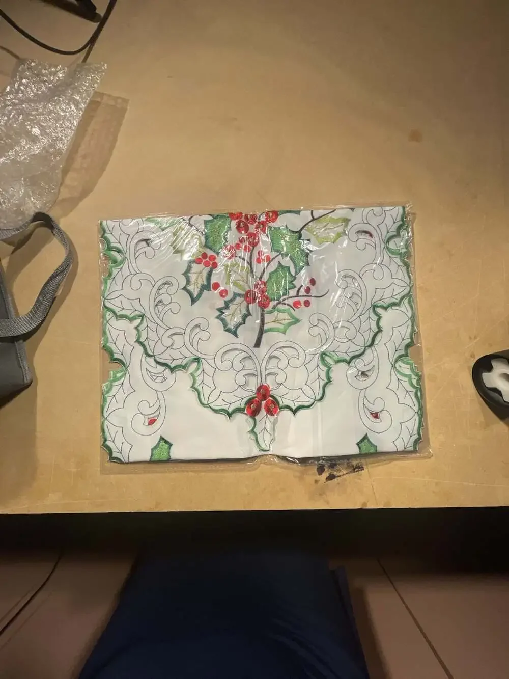 Elrene Home Fashions Vintage Holly Scallop Border Christmas Placemat
